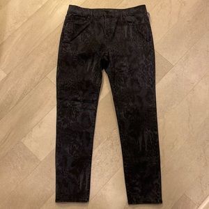 GAP legging skinny jean, size 33/16, snake denim pattern.